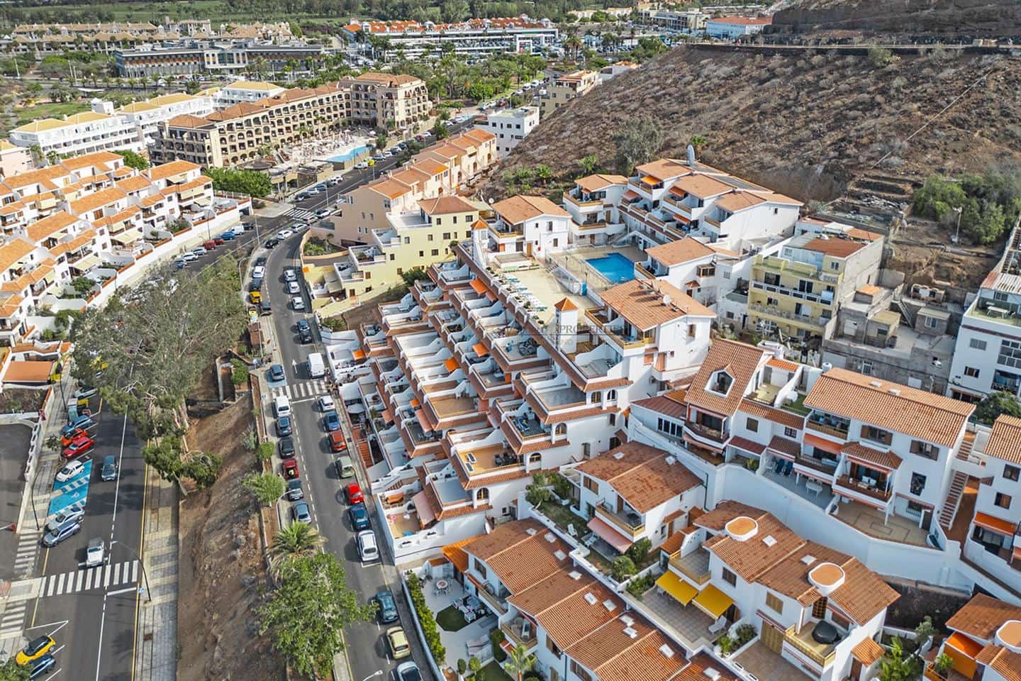 Piso de 2 habitaciones en Los Cristianos en venta con piscina - 585.000 € (Ref: 9345695)