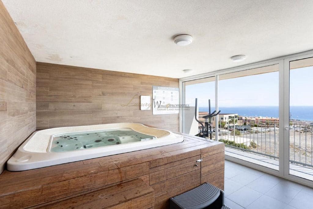 2 bedroom Flat for sale in Adeje with pool garage - € 350,000 (Ref: 9464969)