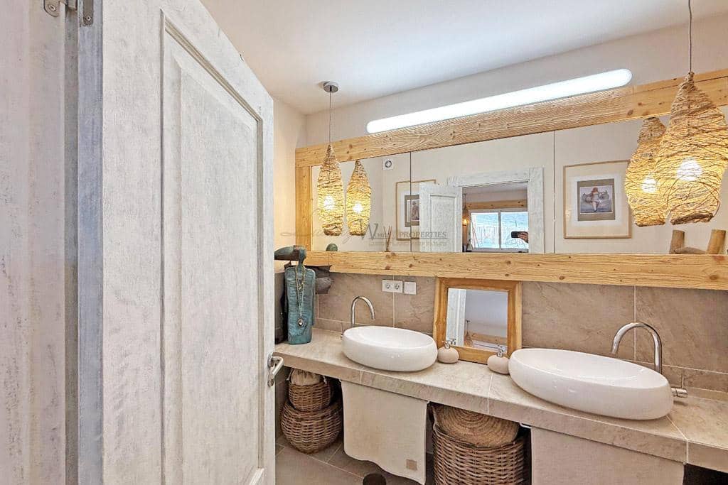 2 bedroom Flat for sale in Costa Adeje with pool garage - € 449,000 (Ref: 9492742)