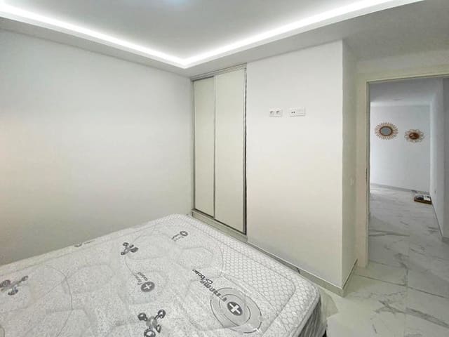 Piso de 2 habitaciones en Los Cristianos, Arona en venta con piscina - 262.500 € (Ref: 9510198)