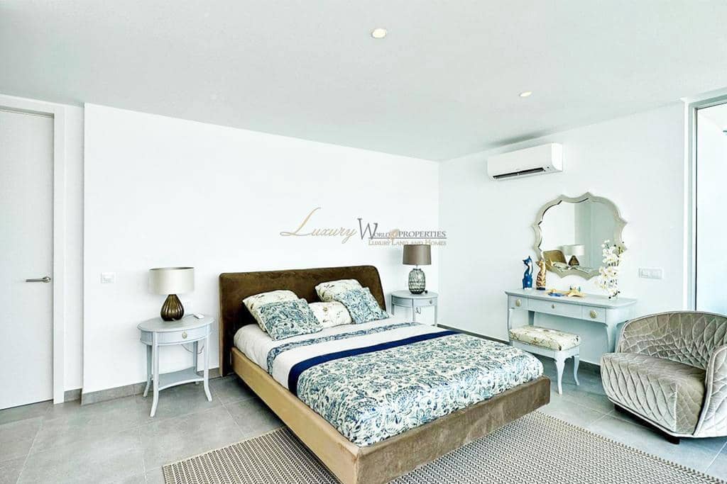 3 bedroom Villa for sale in Callao Salvaje with pool garage - € 1,590,000 (Ref: 9553008)