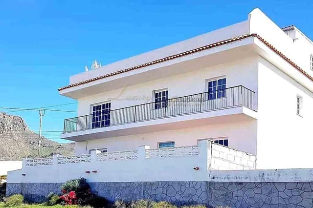 6 bedroom Villa for sale in Buzanada, Arona - € 750,000 (Ref: 9646363)