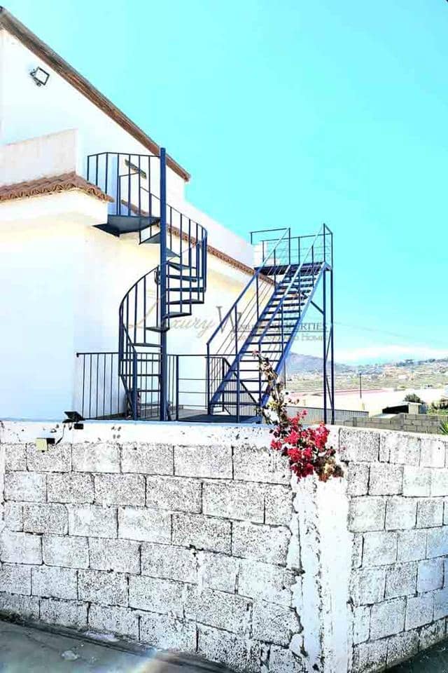 6 bedroom Villa for sale in Buzanada - € 750,000 (Ref: 9646363)