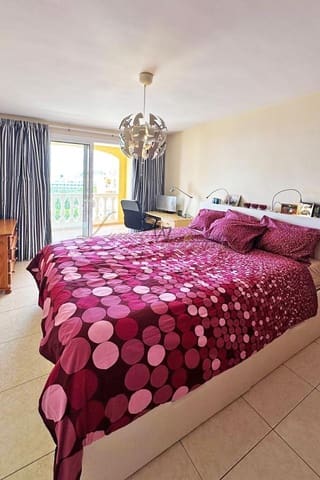 2 soverom Leilighet til salgs i Los Cristianos, Arona med svømmebasseng - € 395 000 (Ref: 9694198)