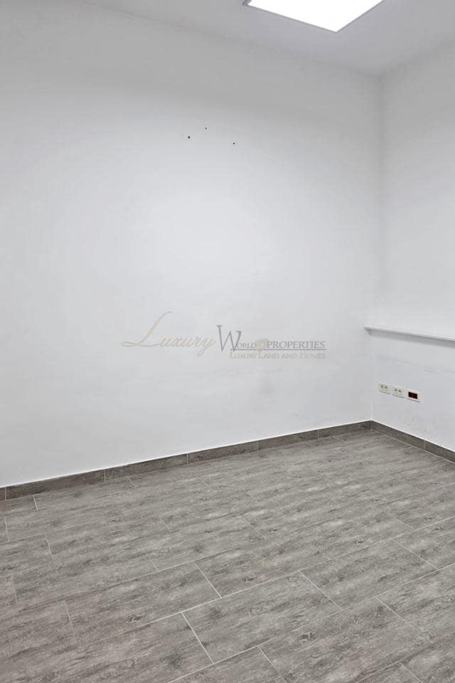 4 bedroom Business for sale in Los Cristianos - € 220,000 (Ref: 9734005)