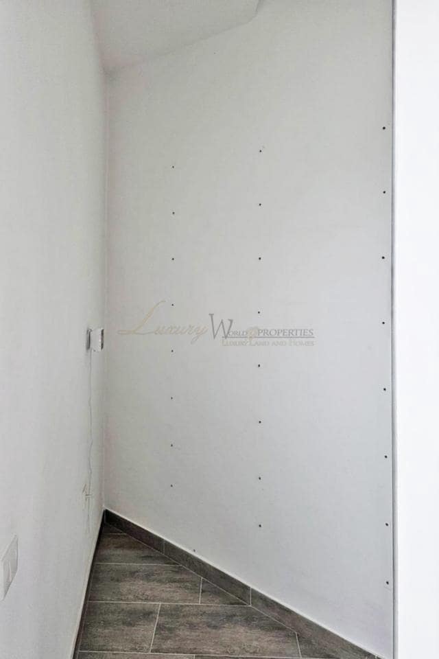 4 bedroom Business for sale in Los Cristianos - € 220,000 (Ref: 9734005)