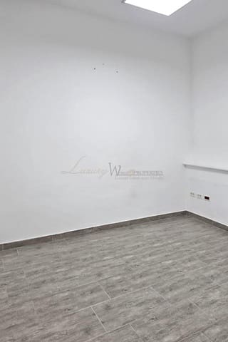 4 bedroom Business for sale in Los Cristianos, Arona - € 220,000 (Ref: 9734005)