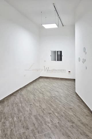 4 bedroom Business for sale in Los Cristianos, Arona - € 220,000 (Ref: 9734005)