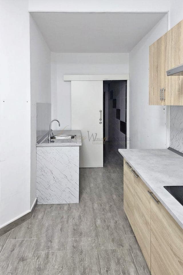 4 bedroom Business for sale in Los Cristianos - € 220,000 (Ref: 9734005)