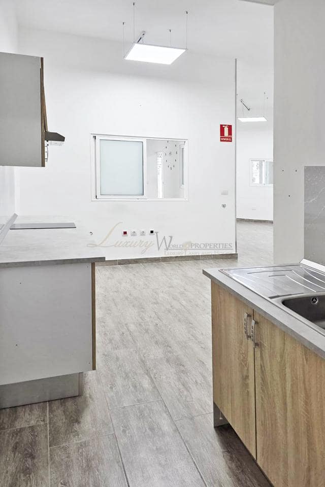 4 bedroom Business for sale in Los Cristianos - € 220,000 (Ref: 9734005)