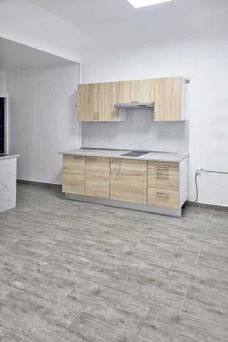 4 bedroom Business for sale in Los Cristianos, Arona - € 220,000 (Ref: 9734005)