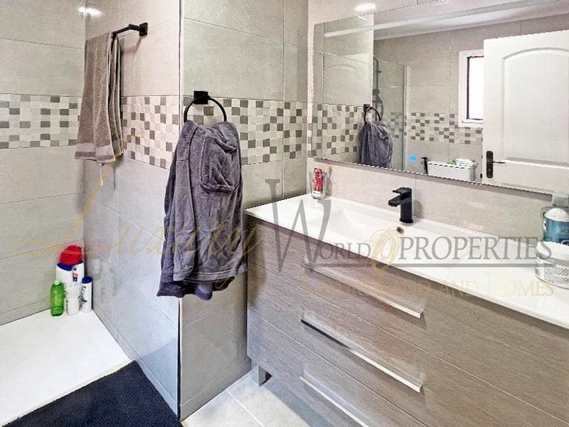 2 slaapkamer Flat te koop in Chayofa met zwembad garage - € 400.000 (Ref: 9775876)