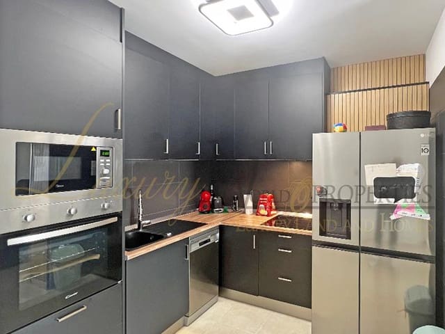 2 soverom Leilighet til salgs i Chayofa, Arona med svømmebasseng garasje - € 400 000 (Ref: 9775876)