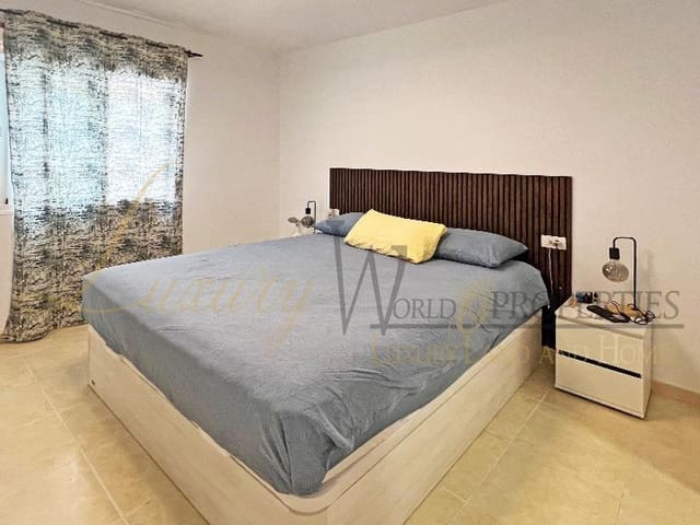 2 soverom Leilighet til salgs i Chayofa, Arona med svømmebasseng garasje - € 400 000 (Ref: 9775876)