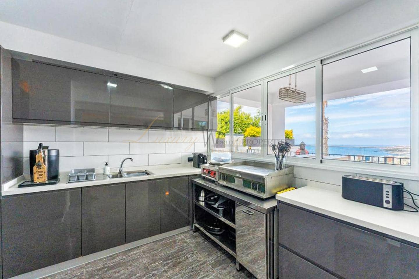 6 makuuhuone Huvila myytävänä paikassa Costa Adeje mukana uima-altaan 
autotalli - 1 995 000 € (Ref: 9793647)