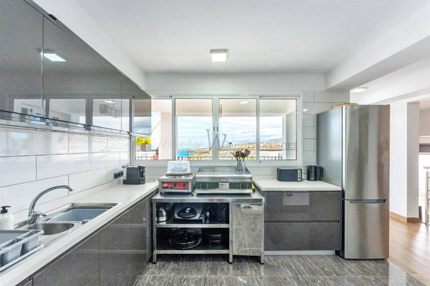 6 makuuhuone Huvila myytävänä paikassa Costa Adeje mukana uima-altaan 
autotalli - 1 995 000 € (Ref: 9793647)