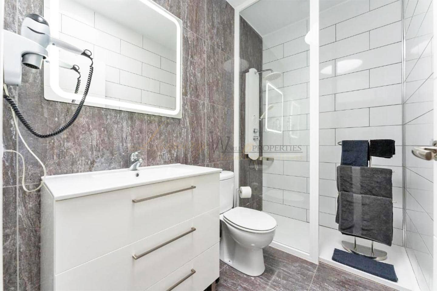 6 makuuhuone Huvila myytävänä paikassa Costa Adeje mukana uima-altaan 
autotalli - 1 995 000 € (Ref: 9793647)