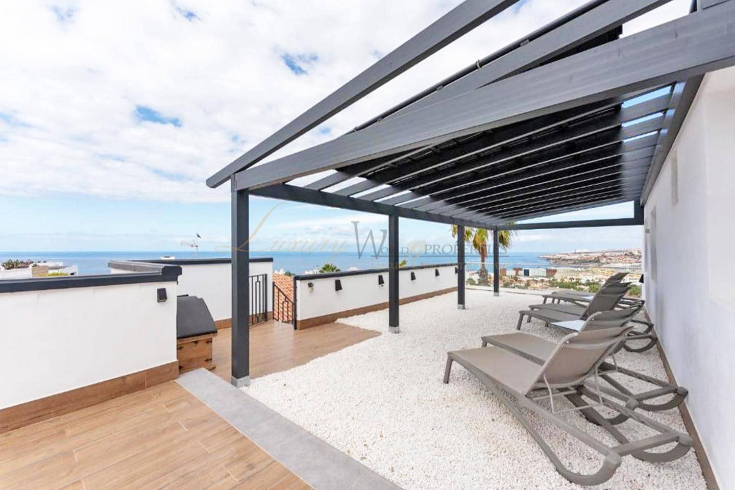 6 makuuhuone Huvila myytävänä paikassa Costa Adeje mukana uima-altaan 
autotalli - 1 995 000 € (Ref: 9793647)