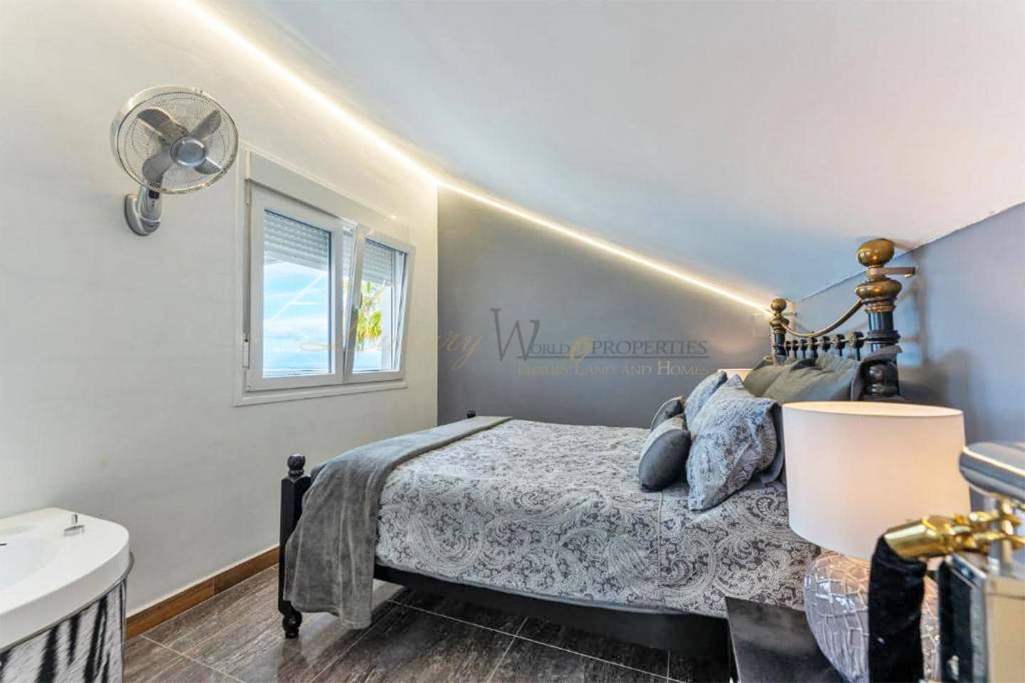 6 makuuhuone Huvila myytävänä paikassa Costa Adeje mukana uima-altaan 
autotalli - 1 995 000 € (Ref: 9793647)