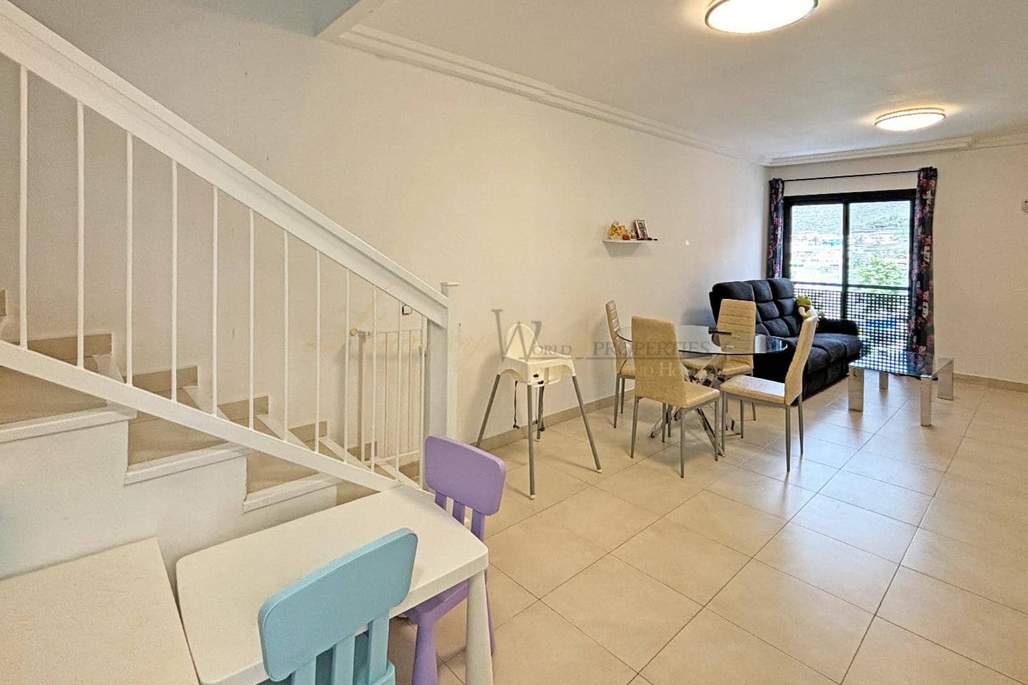 2 makuuhuone Asunto myytävänä paikassa Adeje mukana uima-altaan 
autotalli - 419 000 € (Ref: 9798258)