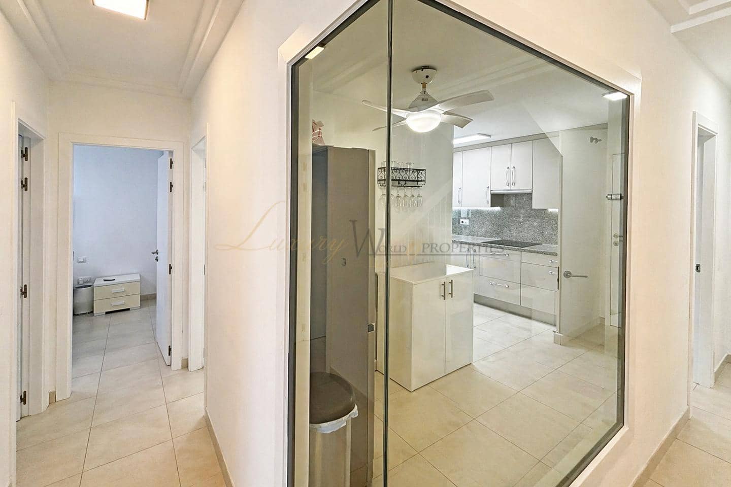 2 makuuhuone Asunto myytävänä paikassa Adeje mukana uima-altaan 
autotalli - 419 000 € (Ref: 9798258)