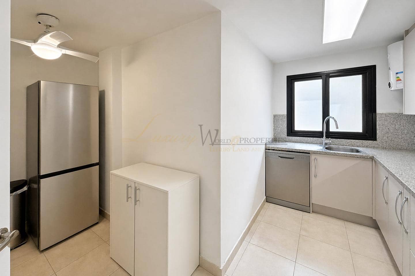 2 makuuhuone Asunto myytävänä paikassa Adeje mukana uima-altaan 
autotalli - 419 000 € (Ref: 9798258)