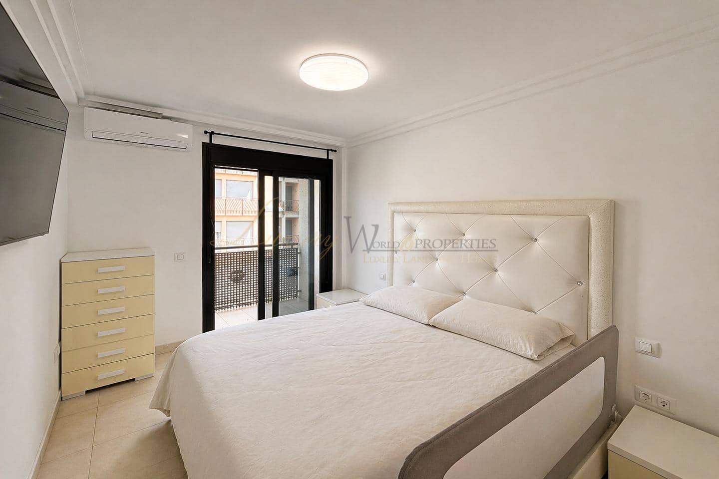 2 makuuhuone Asunto myytävänä paikassa Adeje mukana uima-altaan 
autotalli - 419 000 € (Ref: 9798258)