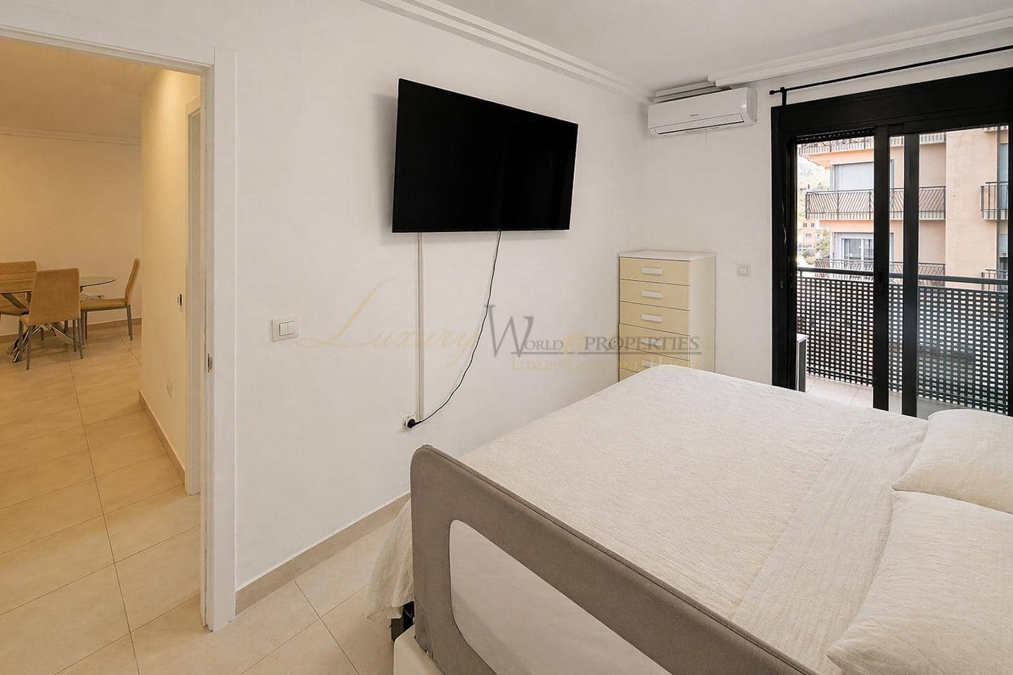 2 makuuhuone Asunto myytävänä paikassa Adeje mukana uima-altaan 
autotalli - 419 000 € (Ref: 9798258)