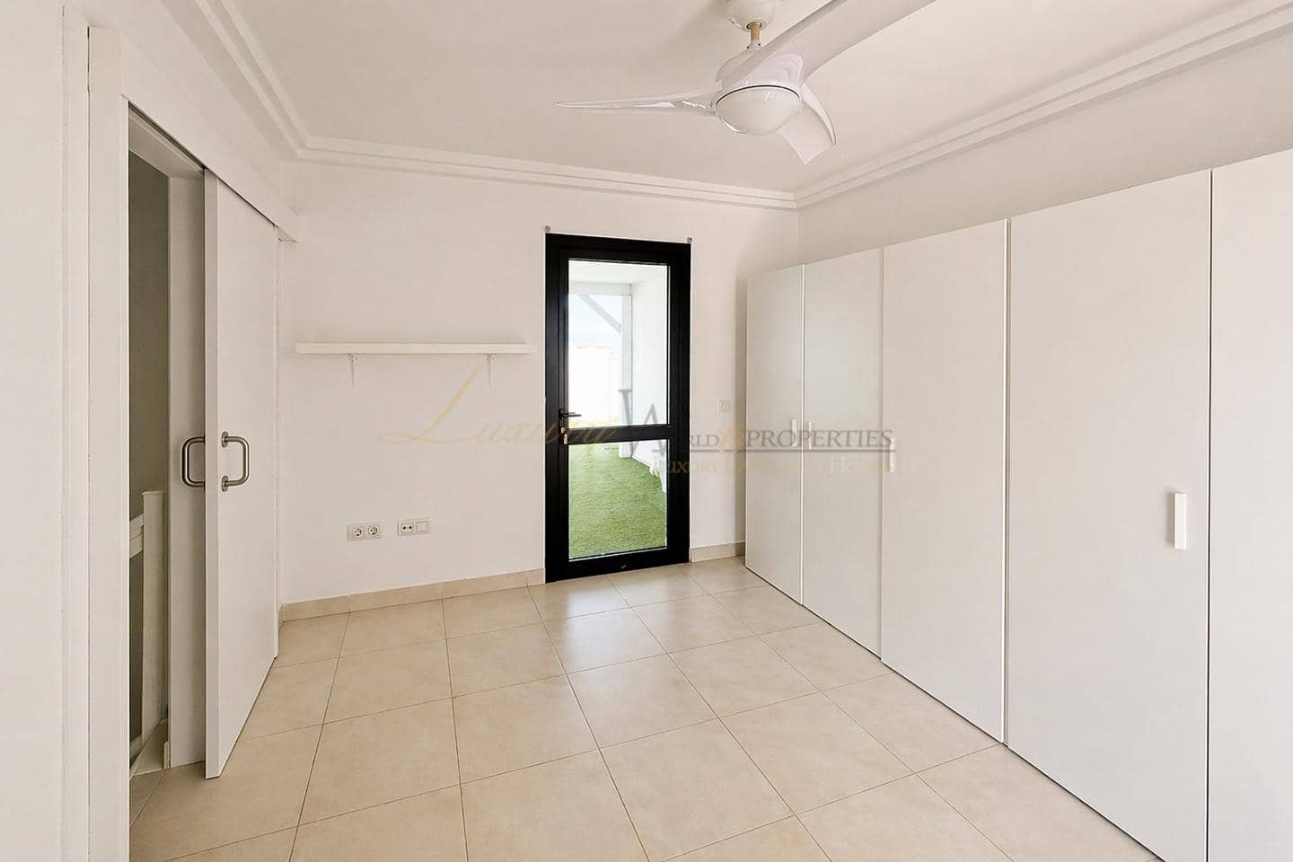 2 makuuhuone Asunto myytävänä paikassa Adeje mukana uima-altaan 
autotalli - 419 000 € (Ref: 9798258)