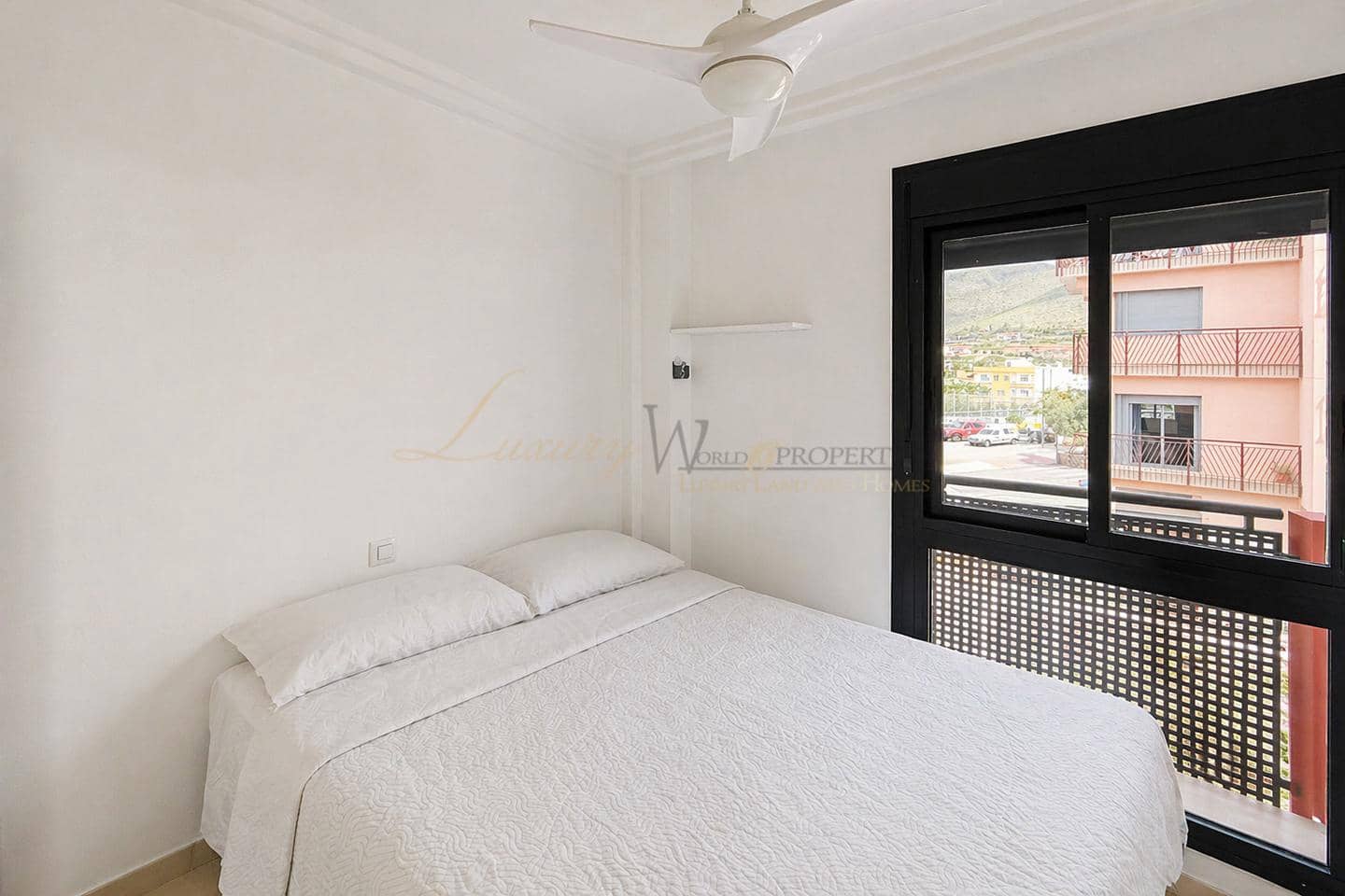 2 makuuhuone Asunto myytävänä paikassa Adeje mukana uima-altaan 
autotalli - 419 000 € (Ref: 9798258)