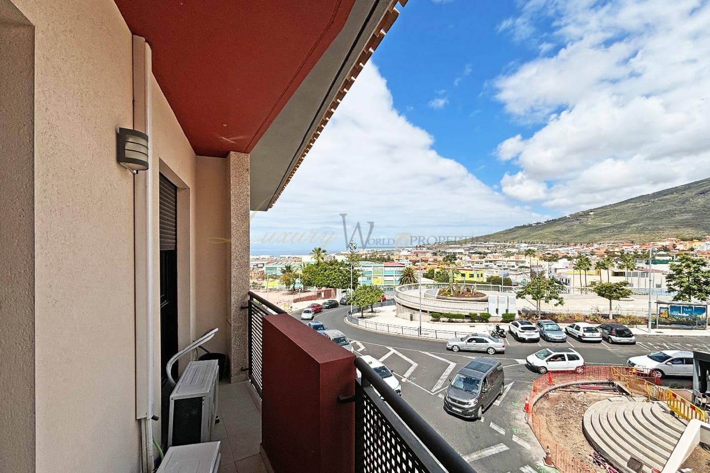 2 makuuhuone Asunto myytävänä paikassa Adeje mukana uima-altaan 
autotalli - 419 000 € (Ref: 9798258)