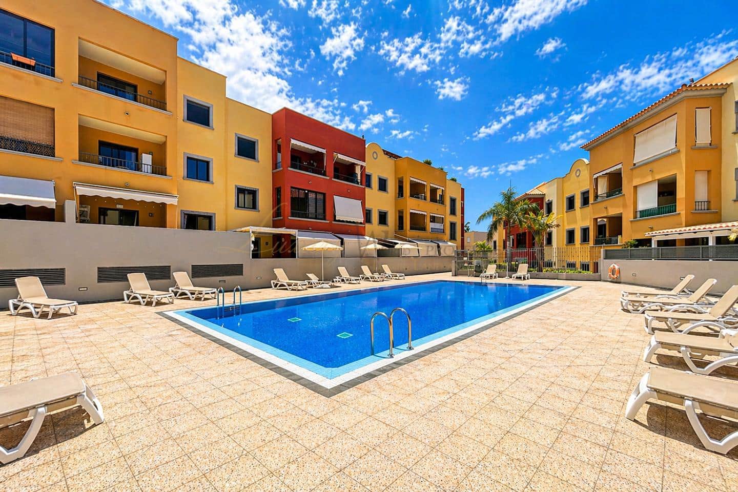 2 makuuhuone Asunto myytävänä paikassa Adeje mukana uima-altaan 
autotalli - 419 000 € (Ref: 9798258)