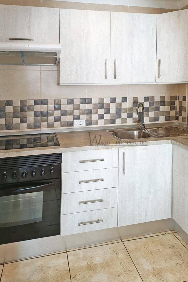 Asunto myytävänä paikassa Playa de las Americas mukana uima-altaan - 279 000 € (Ref: 9807397)