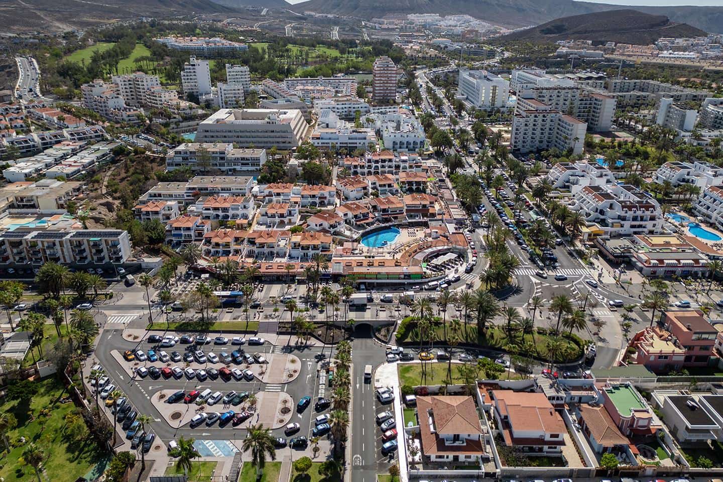 Asunto myytävänä paikassa Playa de las Americas mukana uima-altaan - 279 000 € (Ref: 9807397)