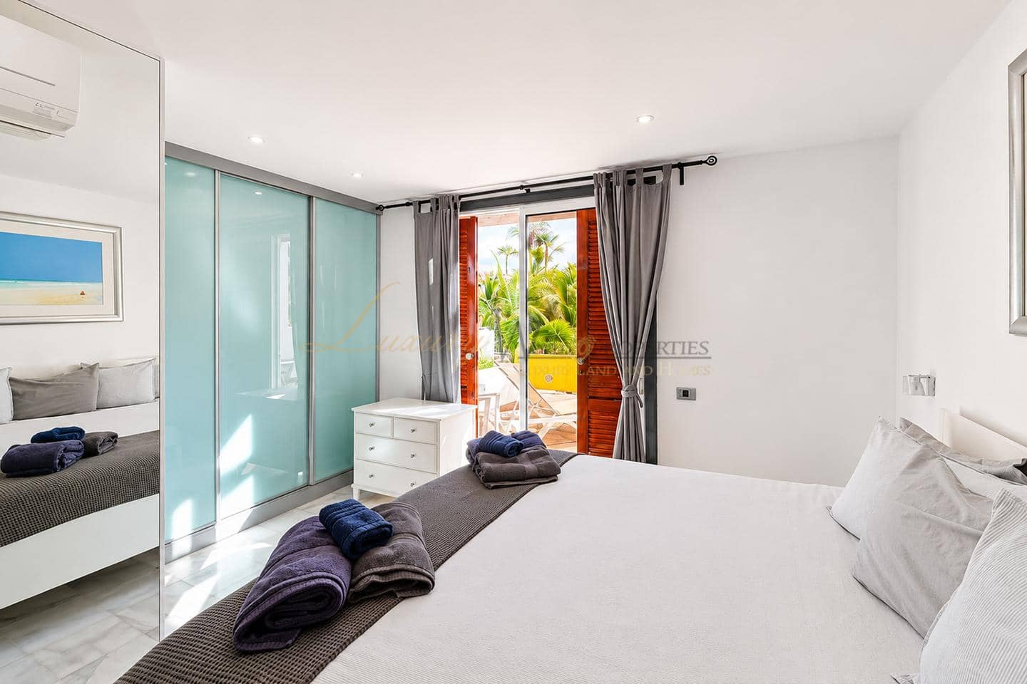 3 bedroom Villa for sale in Playa de las Americas with pool - € 1,590,000 (Ref: 9844468)