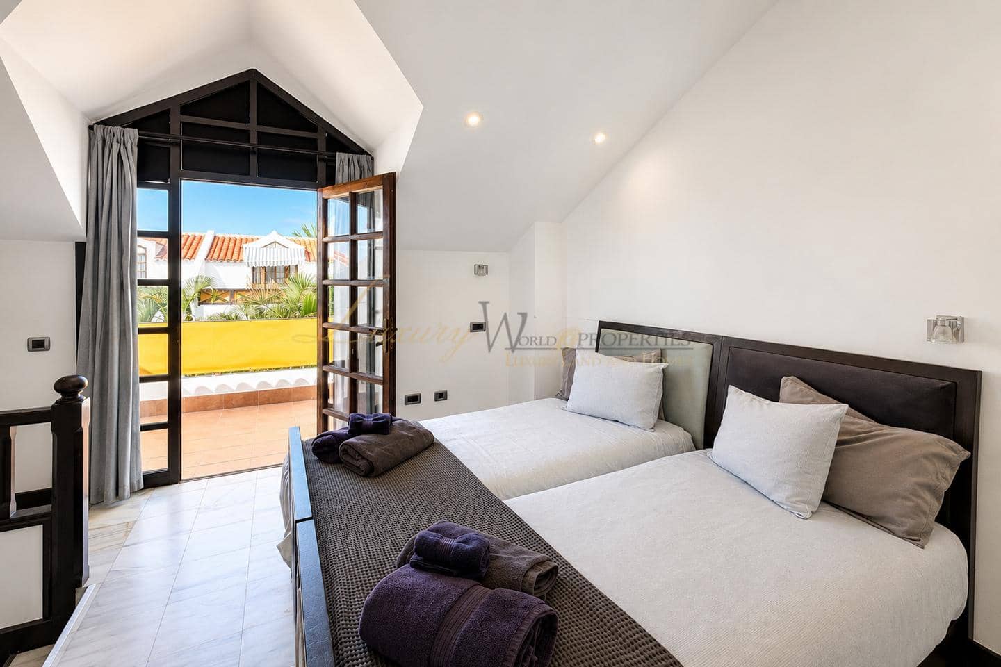 3 bedroom Villa for sale in Playa de las Americas with pool - € 1,590,000 (Ref: 9844468)
