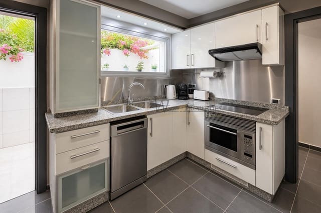3 makuuhuone Huvila myytävänä paikassa Playa de las Americas, Arona mukana uima-altaan - 1 590 000 € (Ref: 9844468)