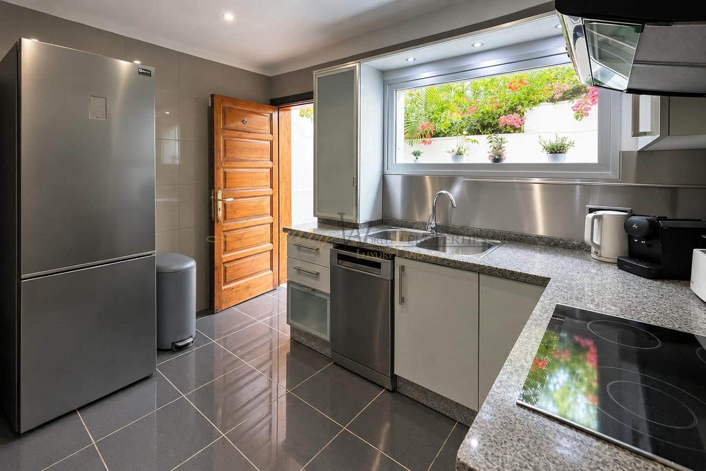 3 bedroom Villa for sale in Playa de las Americas with pool - € 1,590,000 (Ref: 9844468)