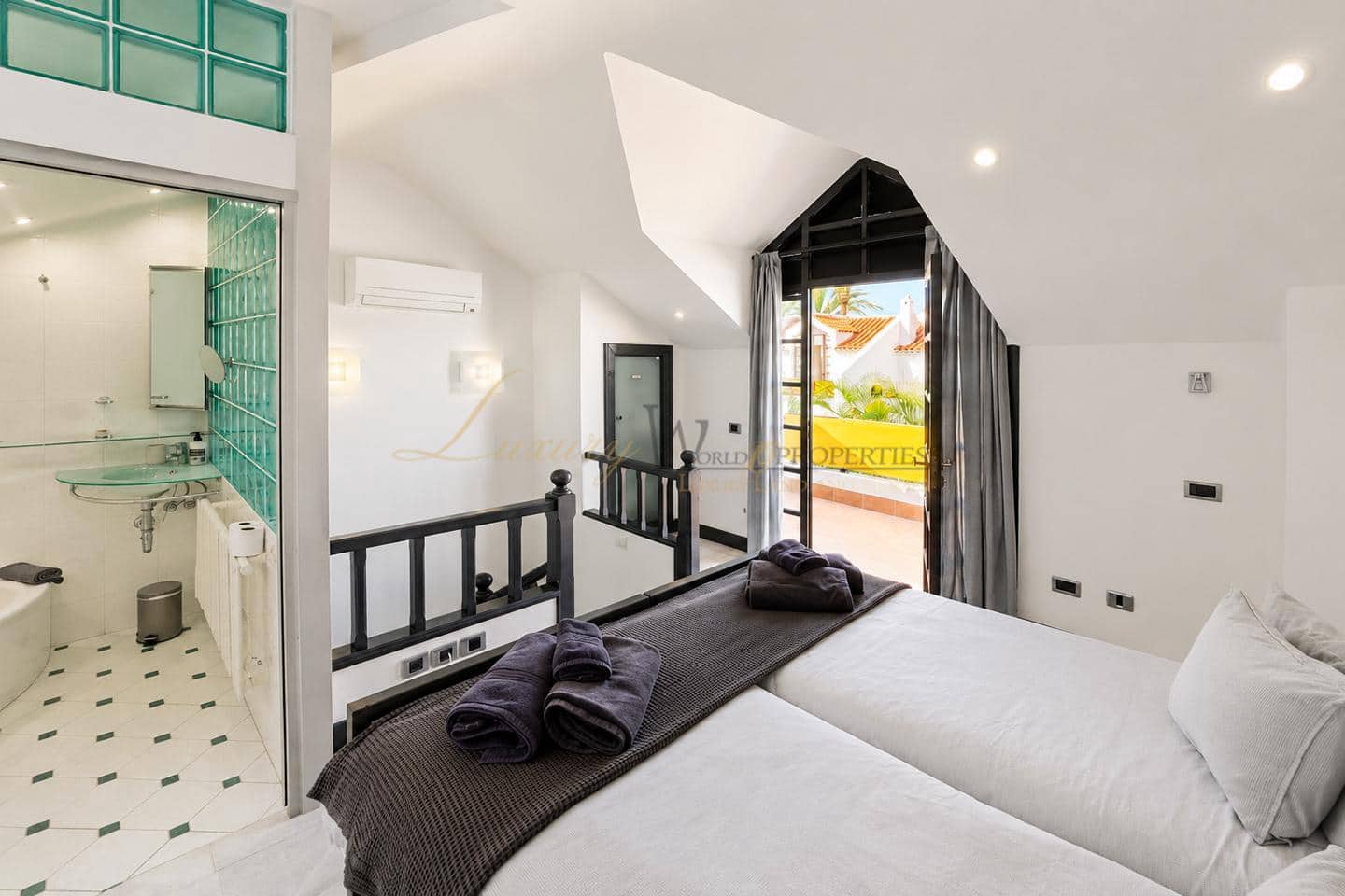 3 bedroom Villa for sale in Playa de las Americas with pool - € 1,590,000 (Ref: 9844468)