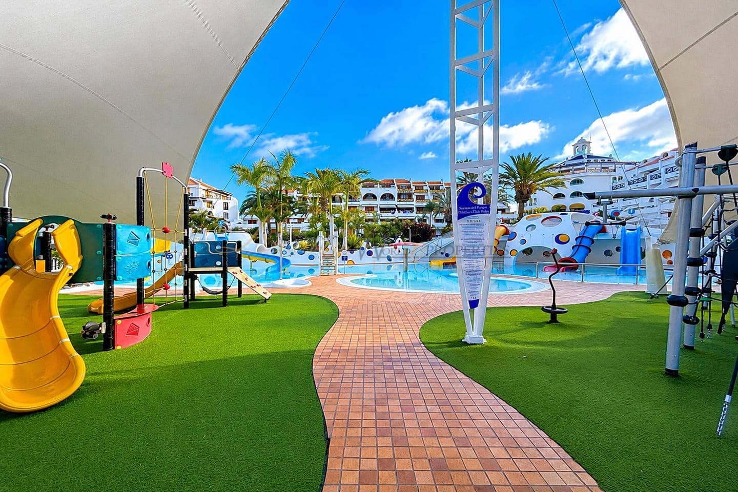 3 bedroom Villa for sale in Playa de las Americas with pool - € 1,590,000 (Ref: 9844468)