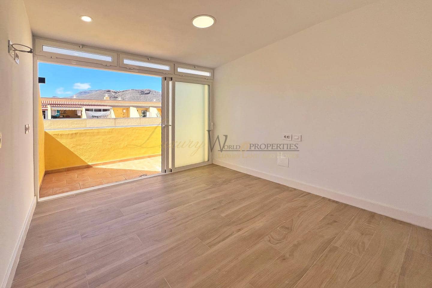 3 bedroom Villa for sale in Valle de San Lorenzo with garage - € 290,000 (Ref: 9844544)