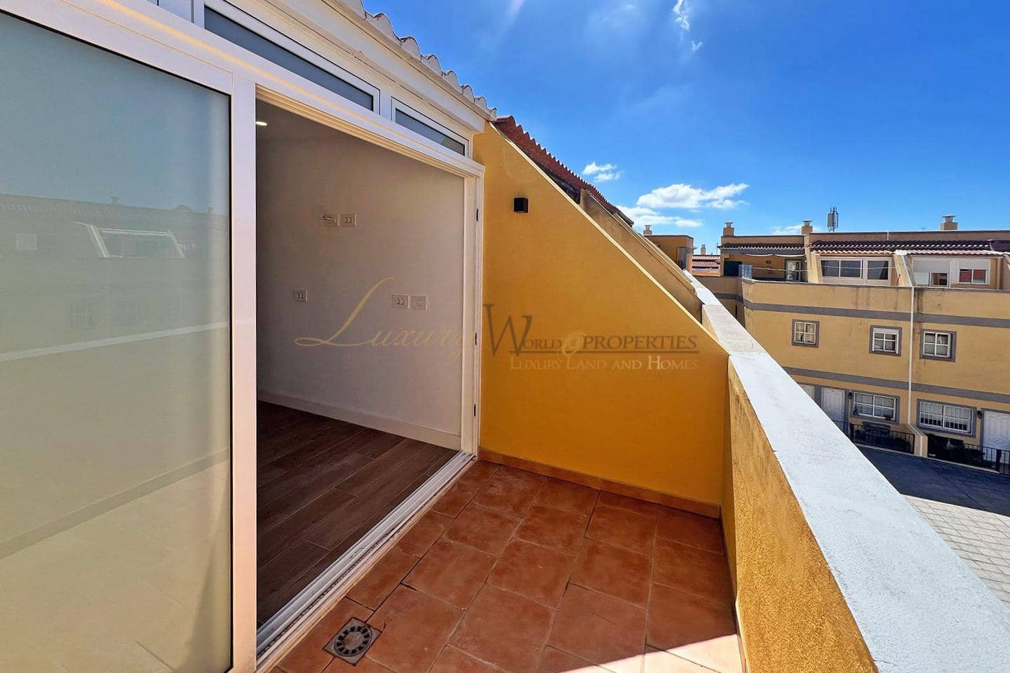 3 bedroom Villa for sale in Valle de San Lorenzo with garage - € 290,000 (Ref: 9844544)