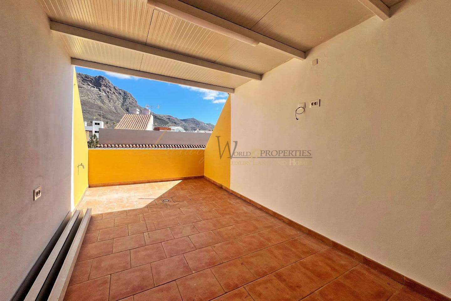 3 bedroom Villa for sale in Valle de San Lorenzo with garage - € 290,000 (Ref: 9844544)