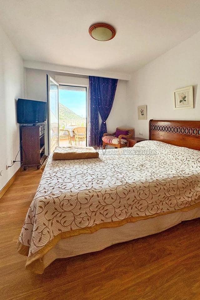 3 makuuhuone Asunto myytävänä paikassa Los Cristianos mukana uima-altaan - 350 000 € (Ref: 9854569)