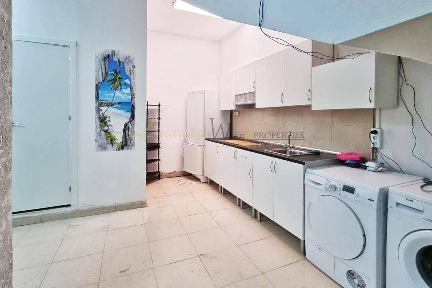3 bedroom Business for sale in Los Cristianos - € 185,000 (Ref: 9883564)