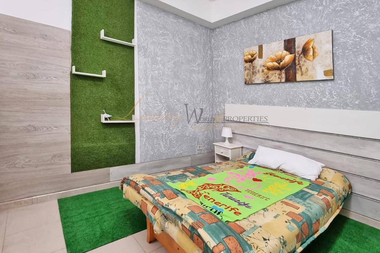 3 bedroom Business for sale in Los Cristianos - € 185,000 (Ref: 9883564)