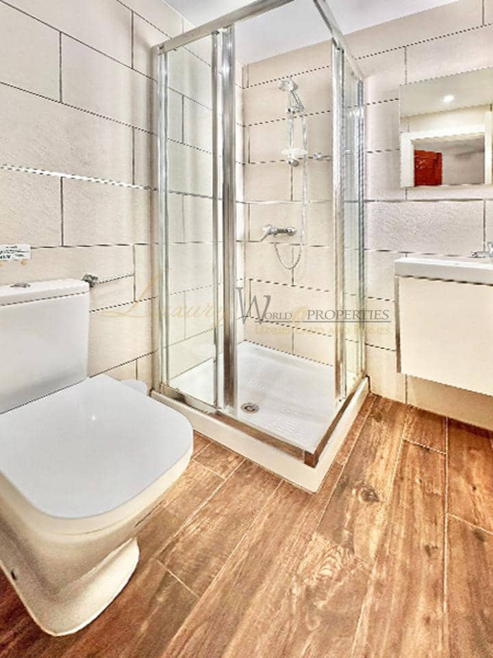 2 soveværelse Villa til salg i Playa de las Americas med swimmingpool - € 795.000 (Ref: 9909720)