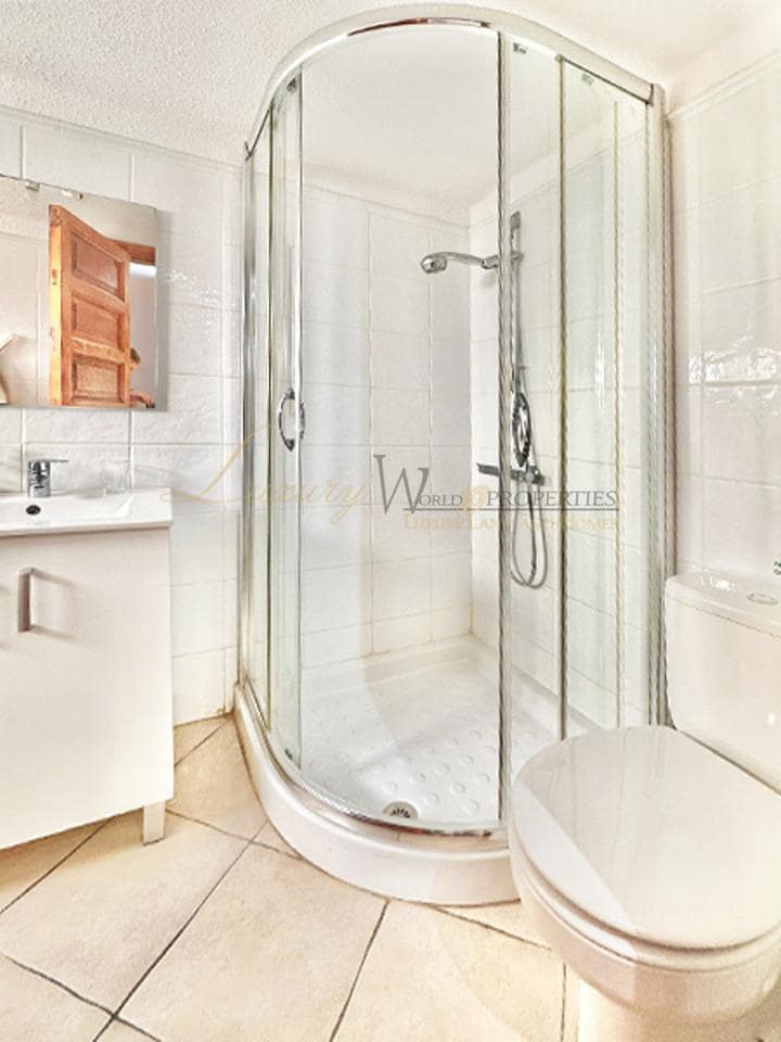 2 soveværelse Villa til salg i Playa de las Americas med swimmingpool - € 795.000 (Ref: 9909720)