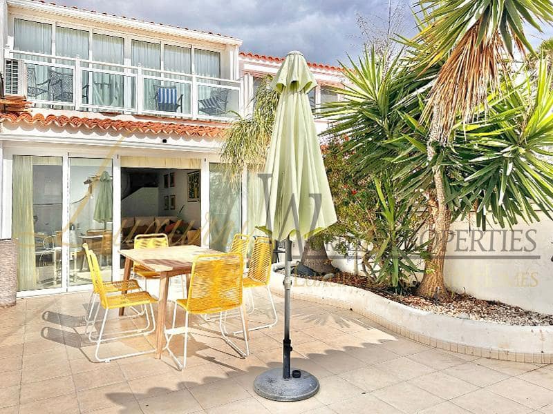 2 soveværelse Villa til salg i Playa de las Americas med swimmingpool - € 795.000 (Ref: 9909720)