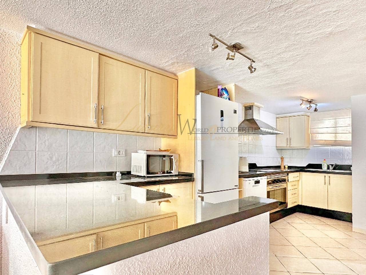 2 soveværelse Villa til salg i Playa de las Americas med swimmingpool - € 795.000 (Ref: 9909720)